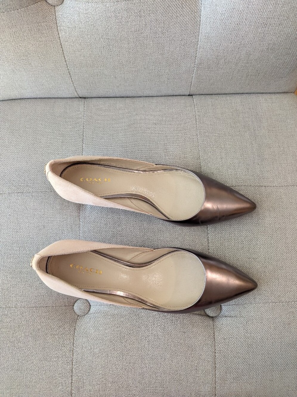 COACH Chambers Rose Two-Tone Pointed Toe Mid Heel Pumps Nude Metallic Size 7B - Picture 8 of 13